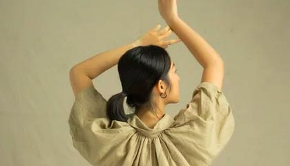 九游-掘金击败湖人，约基奇突破浓眉完成打三分，掘金约基奇球衣